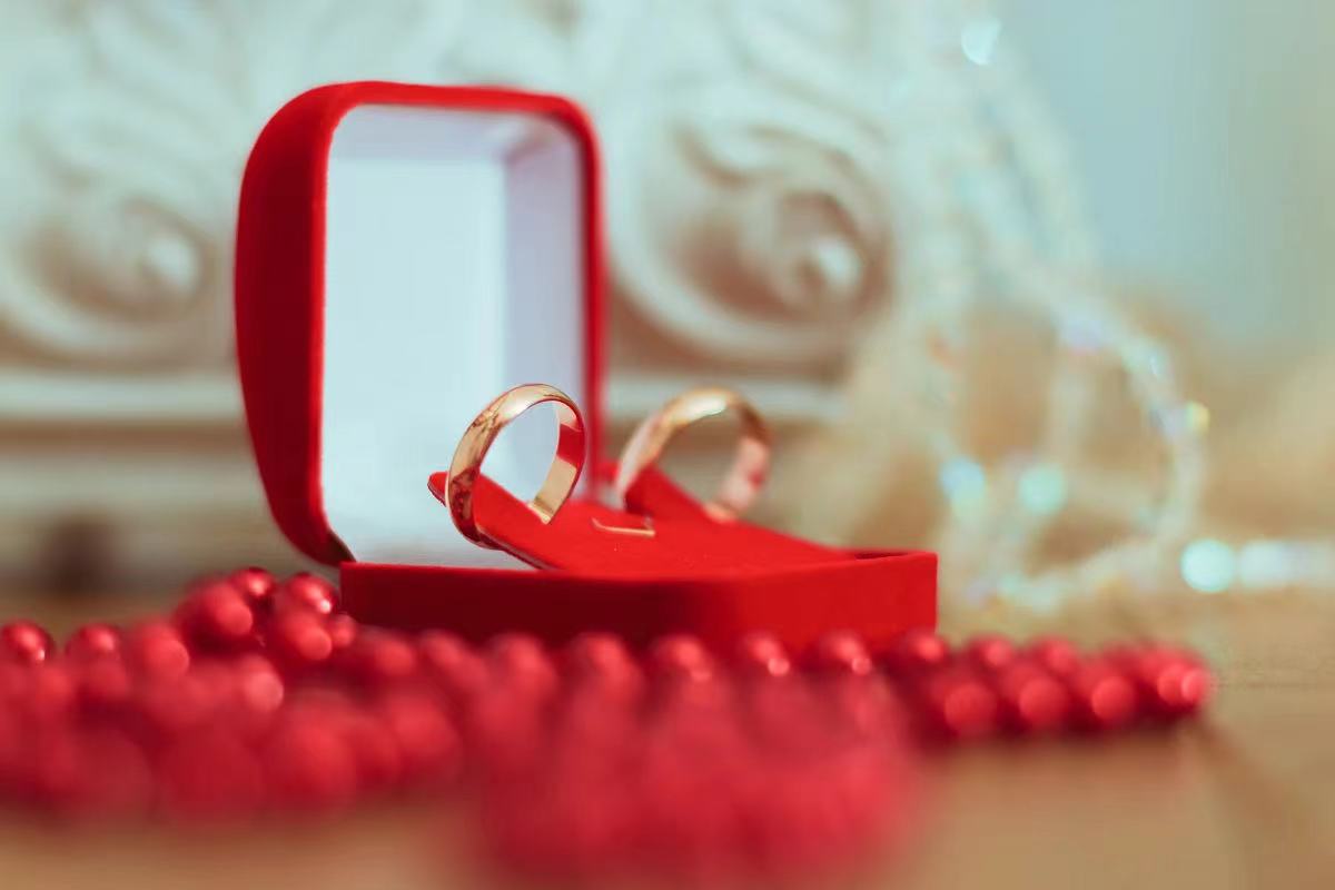 人民日?qǐng)?bào)評(píng)結(jié)婚登記數(shù)持續(xù)走低！