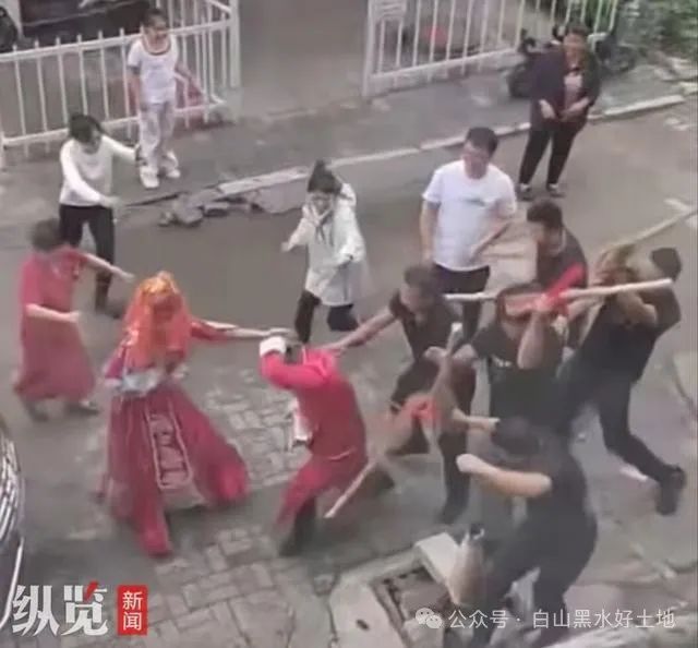 新郎接親時(shí)被人持棍追打！