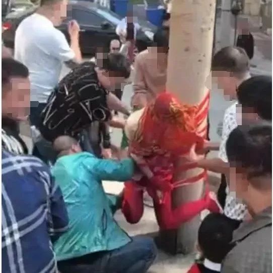 新娘被多名男子拿膠帶綁電線桿上！官方通報