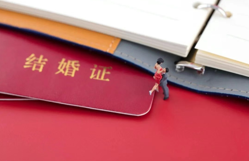 修訂后的《婚姻登記條例》自5月10日起施行。根據(jù)《條例》，辦理結(jié)婚、離婚登記都無需再出示戶口本。