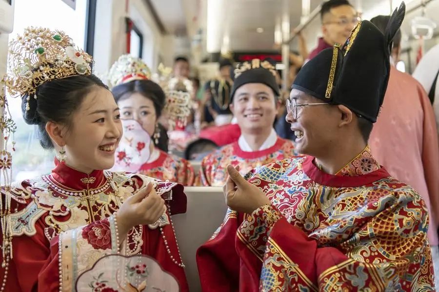 新華網(wǎng)：年輕人“爆改”婚禮！